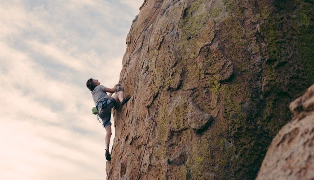 Initiation à l’escalade : le guide complet pour bien commencer