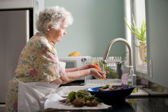Comment promouvoir une hygiène optimale chez les seniors efficacement