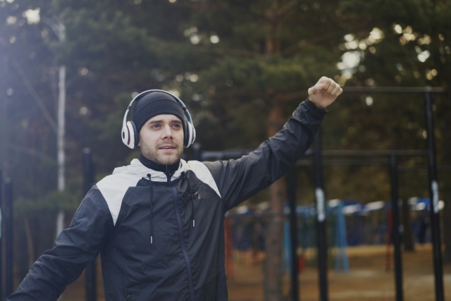 Comment la musique booste vos performances sportives en 2026