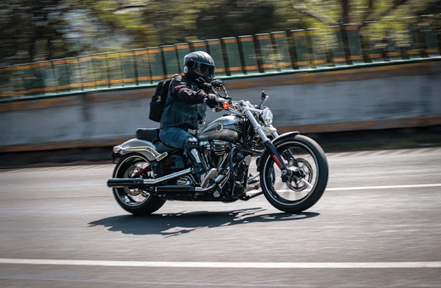 Tout savoir sur les règles et la législation pour conduire une moto en conformité