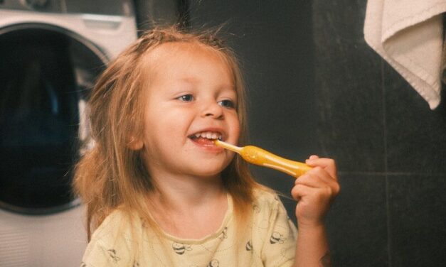 Comment apprendre à un enfant à bien se brosser les dents ?