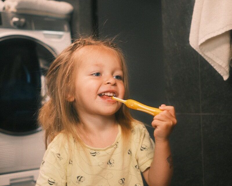 Comment apprendre à un enfant à bien se brosser les dents ?