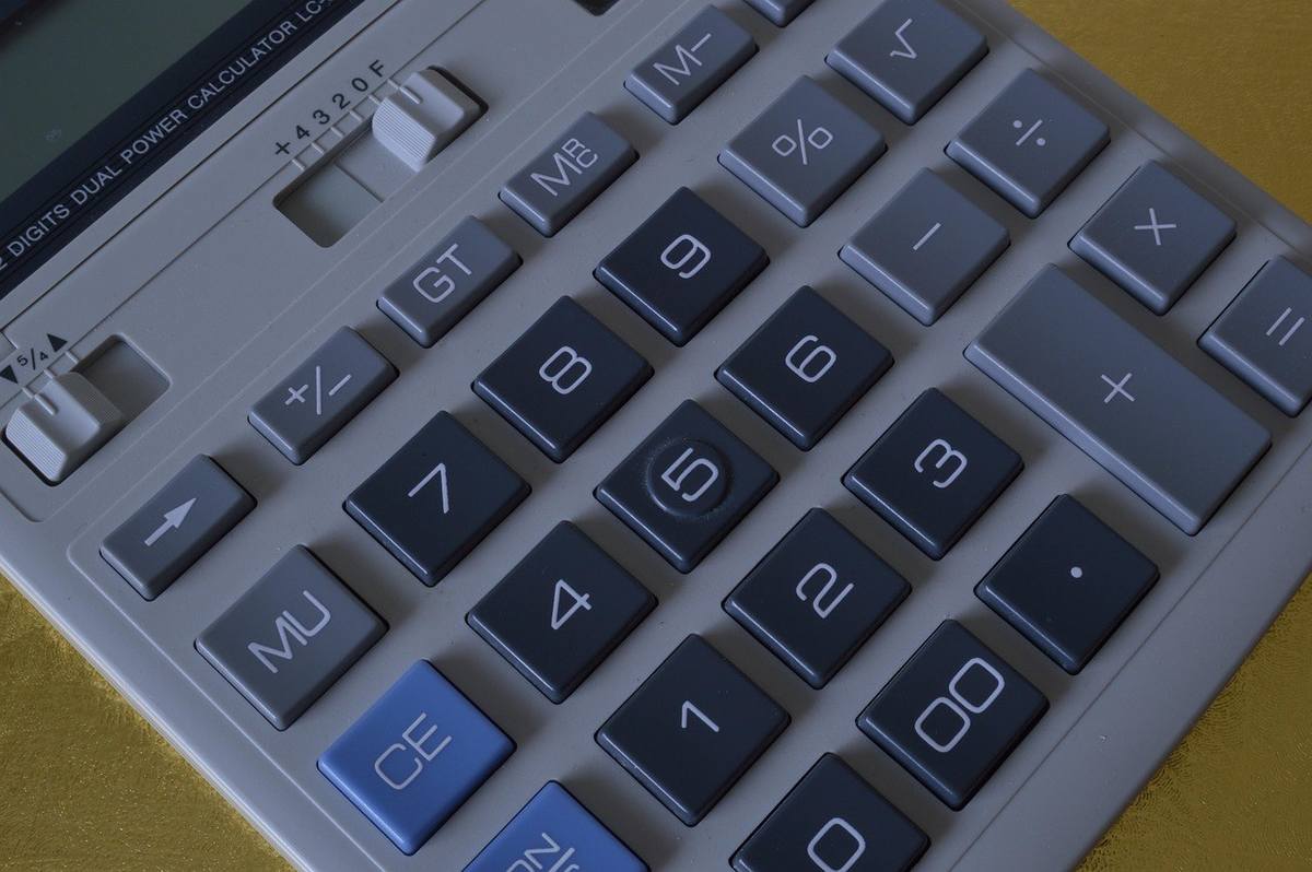 Calculatrice avec touches numériques et fonctionnelles sur fond orangé