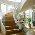 Monte-escalier moderne sur un escalier tournant, maison lumineuse