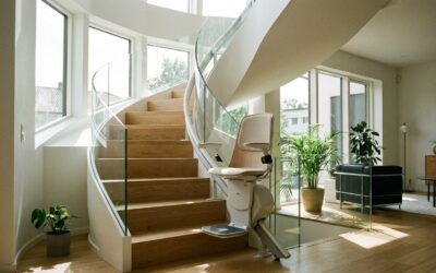 Monte-escalier moderne sur un escalier tournant, maison lumineuse