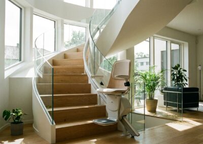 Comment bien choisir et installer un monte-escalier chez soi ?