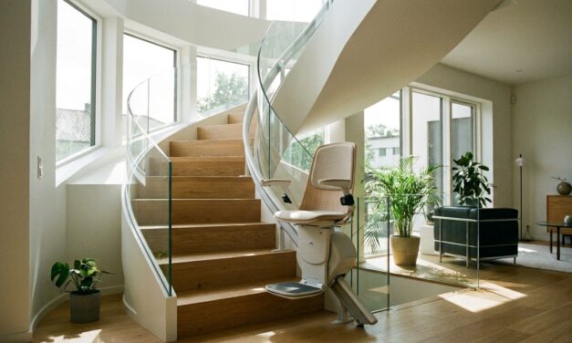 Comment bien choisir et installer un monte-escalier chez soi ?