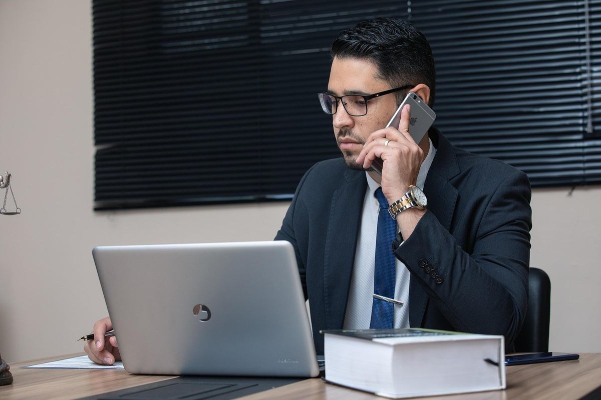 Homme en costume en conversation téléphonique dans un bureau