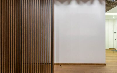 Vue d'un espace intérieur avec paroi en bois ajouré et mur blanc