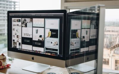 Un écran d'ordinateur affichant une page web, sur un bureau, dans un bureau