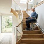 Monte-escalier moderne sur un escalier tournant, maison lumineuse